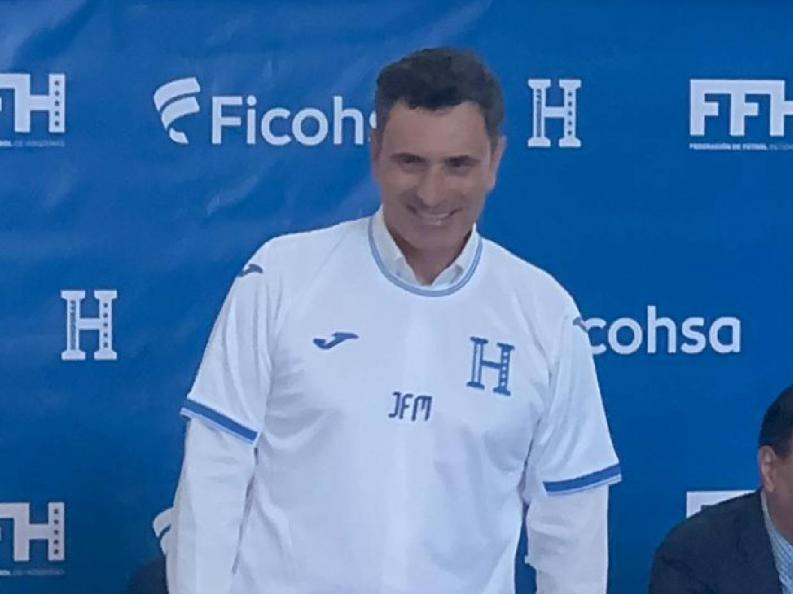 El momento incómodo de Francisco Molina en su presentación como técnico y la única persona que lo acompaña en Honduras