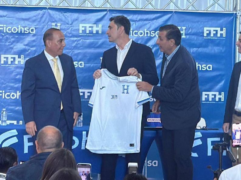 El momento incómodo de Francisco Molina en su presentación como técnico y la única persona que lo acompaña en Honduras