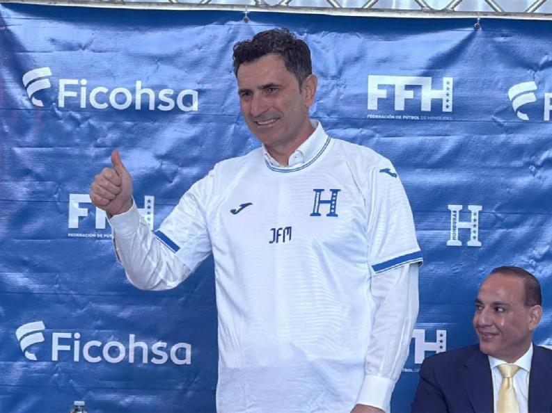 El momento incómodo de Francisco Molina en su presentación como técnico y la única persona que lo acompaña en Honduras
