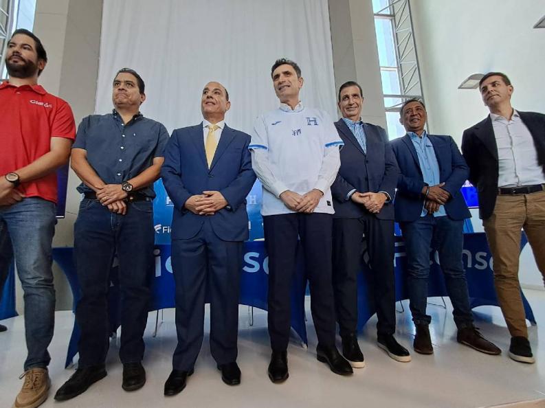 El momento incómodo de Francisco Molina en su presentación como técnico y la única persona que lo acompaña en Honduras
