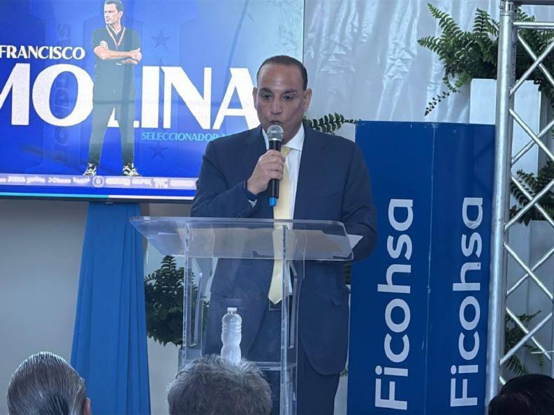 El momento incómodo de Francisco Molina en su presentación como técnico y la única persona que lo acompaña en Honduras
