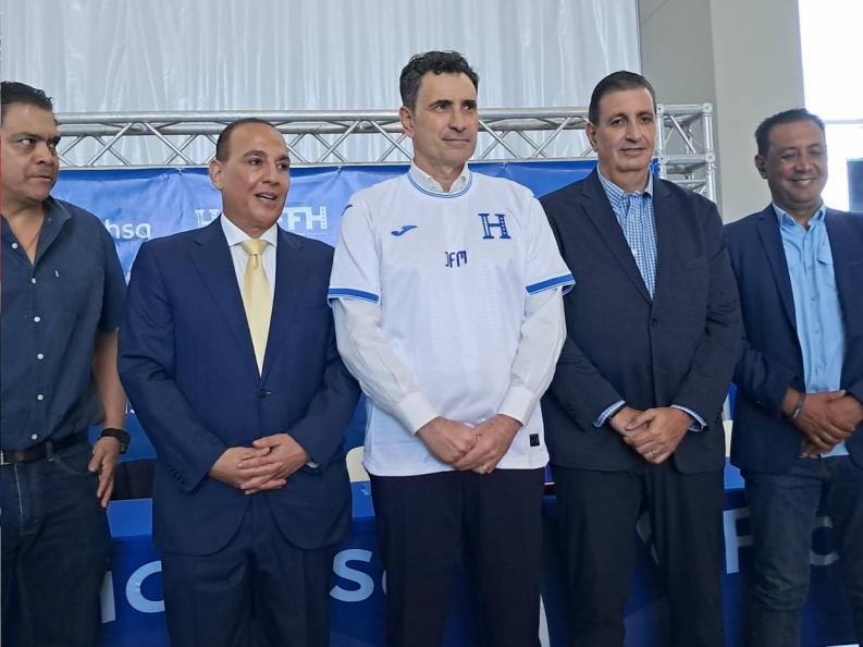 El momento incómodo de Francisco Molina en su presentación como técnico y la única persona que lo acompaña en Honduras