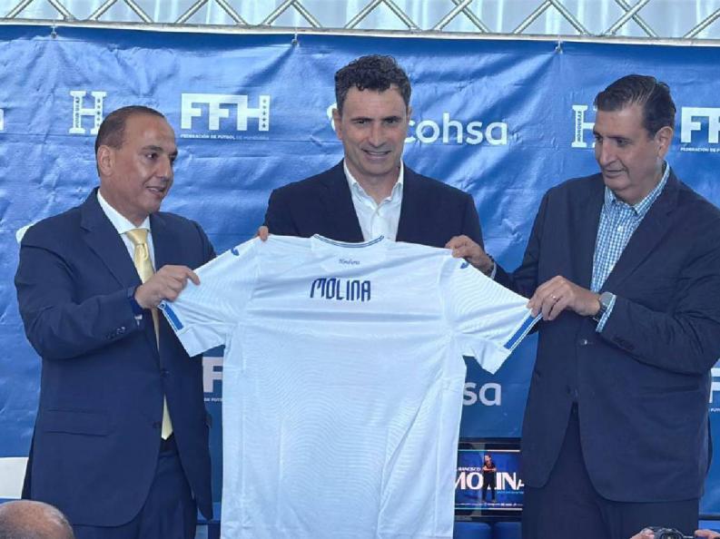 El momento incómodo de Francisco Molina en su presentación como técnico y la única persona que lo acompaña en Honduras