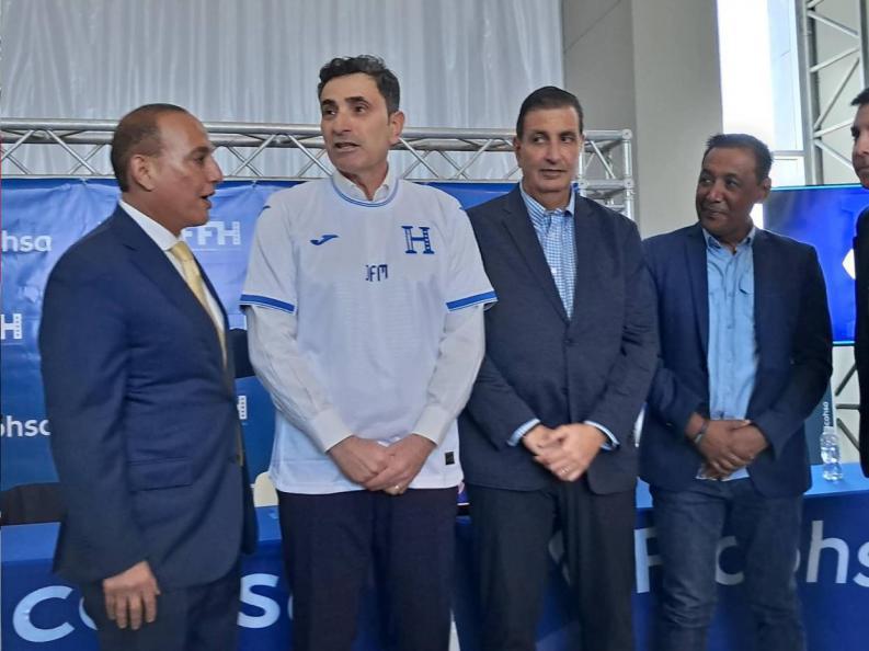 El momento incómodo de Francisco Molina en su presentación como técnico y la única persona que lo acompaña en Honduras