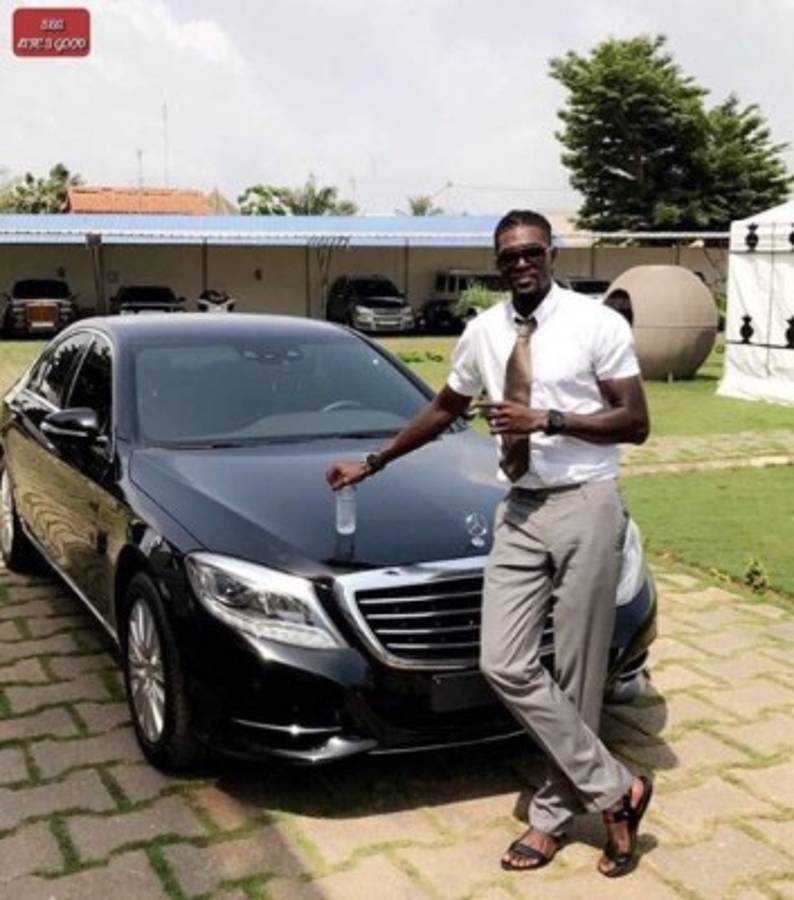 Hasta duerme con ellos: La increíble flota de autos de Emmanuel Adebayor