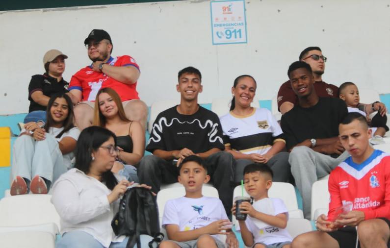 Exjugador aparece como policía, encontronazo en la previa y bellas chicas en el derbi