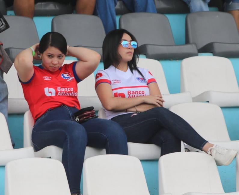 Exjugador aparece como policía, encontronazo en la previa y bellas chicas en el derbi