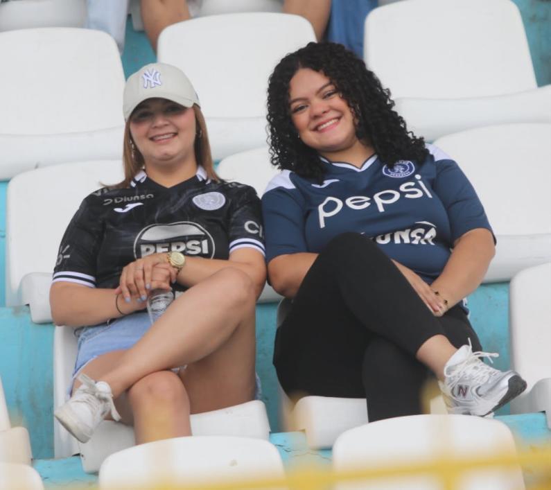 Exjugador aparece como policía, encontronazo en la previa y bellas chicas en el derbi
