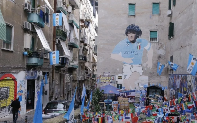 Un año de la muerte de Maradona: Napoli lo recuerda con nueva y polémica estatua y el autor explica el ‘’error’’