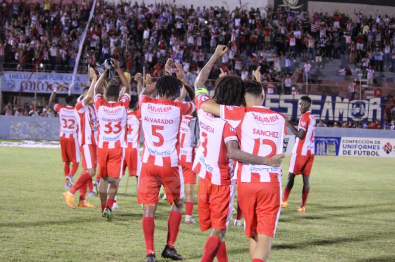 La plantilla del Vida se dirigió hacia su afición tras remontar al Victoria en La Ceiba. (Foto Samuel Zelaya)
