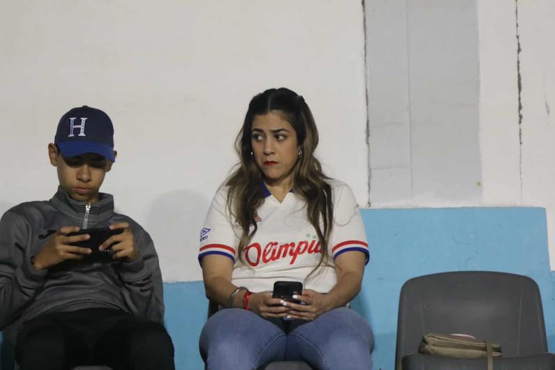 La fiesta que armó la Ultra Fiel, hermosas chicas, el estreno de la pantalla LED y ¿por qué se retrasó el Olimpia vs Motagua?