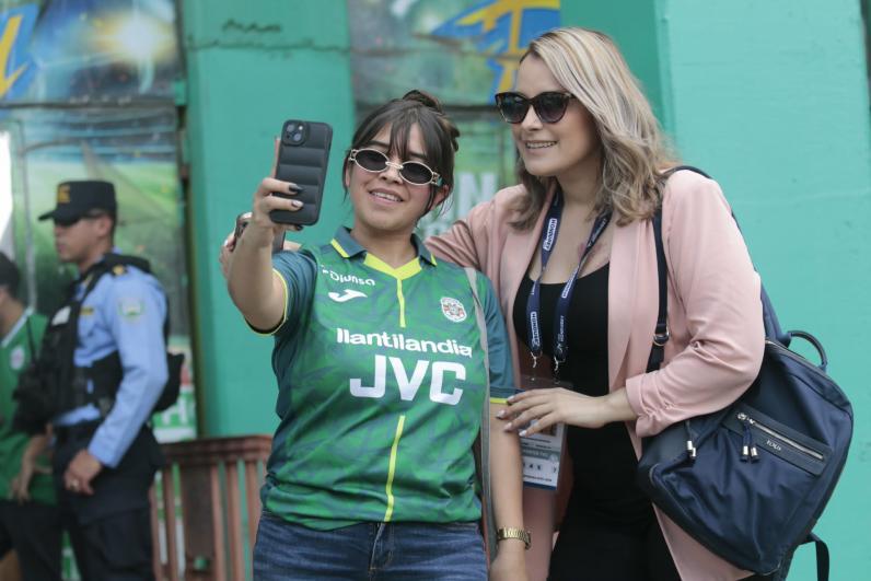 La chica de rosado que cautivó en la previa del Marathón vs Olimpia y las bellezas que llegaron al Yankel Rosenthal