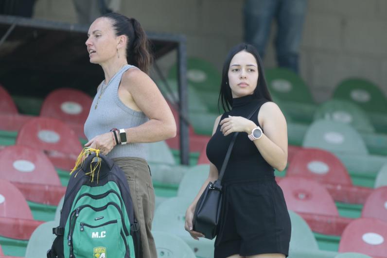 Las hermosas aficionadas que robaron suspiros y exfutbolista sorprende: así se vivió la previa del Marathón-Real España