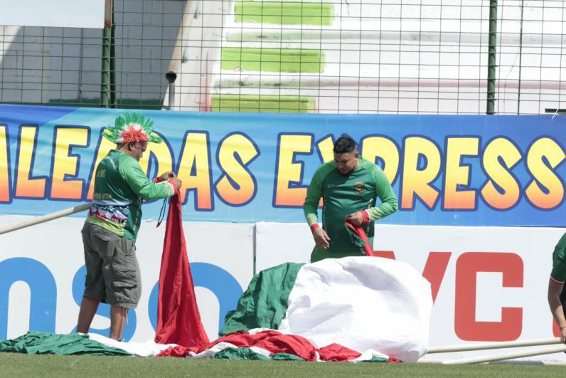 Las hermosas aficionadas que robaron suspiros y exfutbolista sorprende: así se vivió la previa del Marathón-Real España