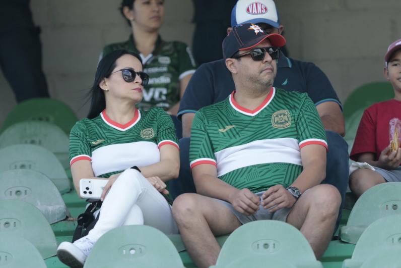 Las hermosas aficionadas que robaron suspiros y exfutbolista sorprende: así se vivió la previa del Marathón-Real España