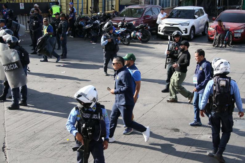 FOTOS: heridos, disparos y el momento de caos que se vivió en el enfrentamiento entre barras de Motagua y Olimpia