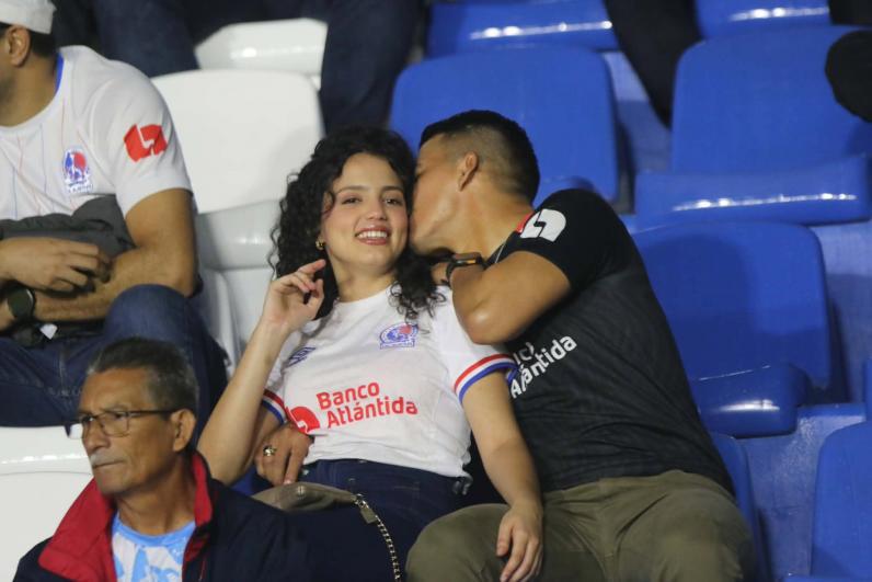 Las hermosas aficionadas de Olimpia que engalanan la semi de Copa Centroamericana