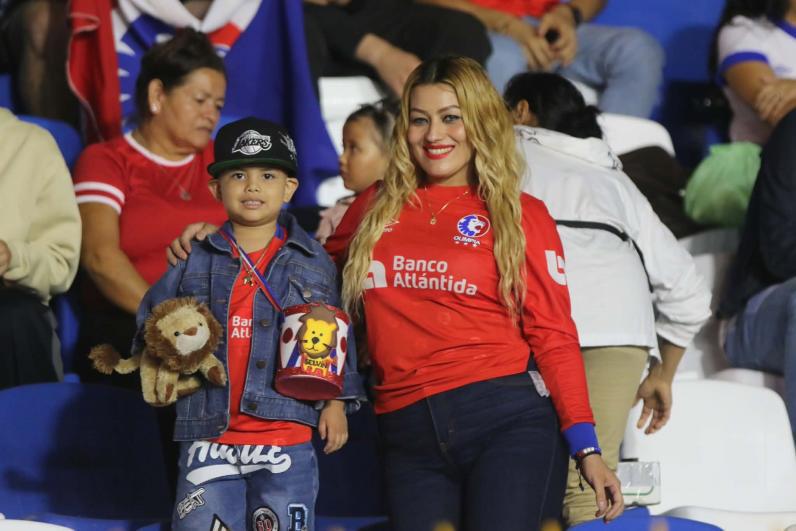 Las hermosas aficionadas de Olimpia que engalanan la semi de Copa Centroamericana