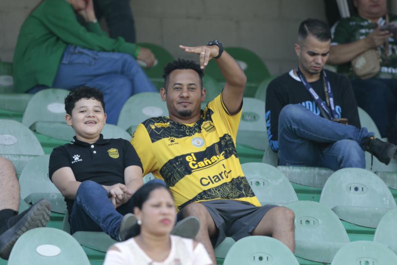 Las hermosas aficionadas que robaron suspiros y exfutbolista sorprende: así se vivió la previa del Marathón-Real España