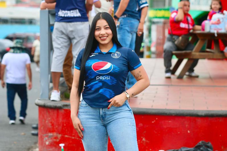 Exjugador aparece como policía, encontronazo en la previa y bellas chicas en el derbi