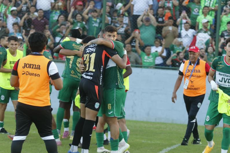 Marathón celebra en la casa de Platense, tristeza en Puerto Cortés, el gesto de Pablo Lavallén y el tremendo error del árbitro