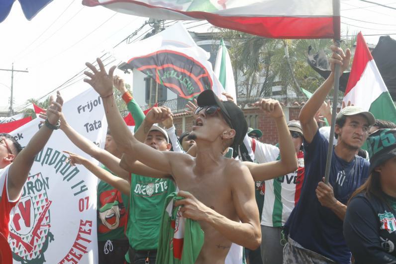 ¡Partido de locos! Alexy Vega fue el héroe; dos expulsiones a Real España y disturbios entre las barras afuera del Yankel