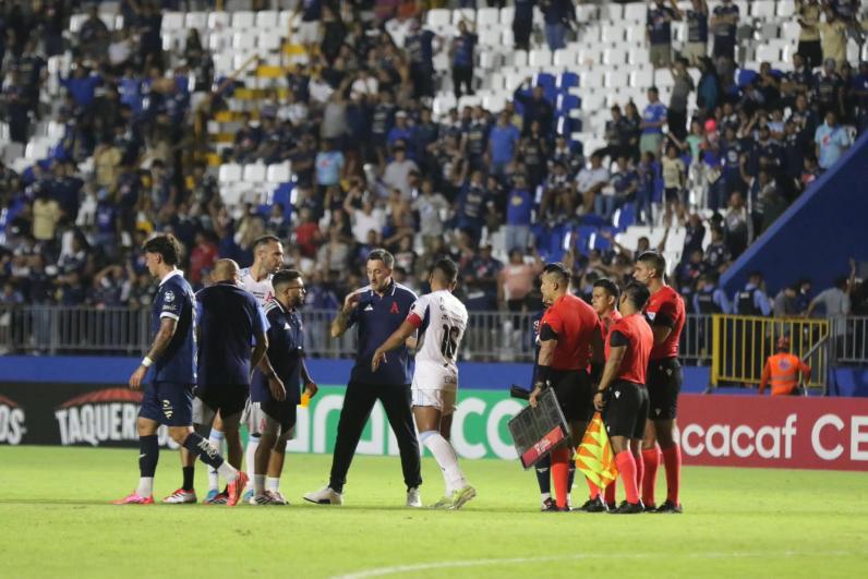 Señalan al culpable del ridículo de Alianza, Motagua se divierte y bronca con el árbitro