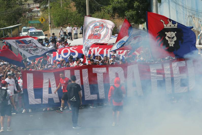 Exjugador aparece como policía, encontronazo en la previa y bellas chicas en el derbi