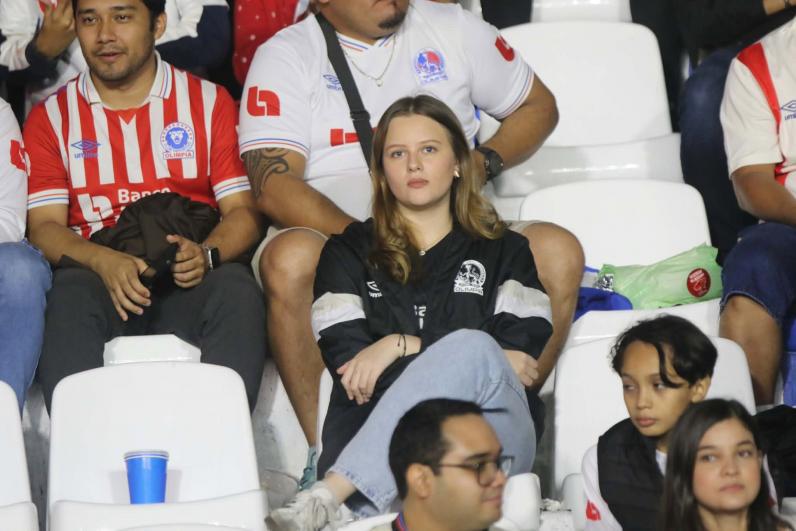 Las hermosas aficionadas de Olimpia que engalanan la semi de Copa Centroamericana