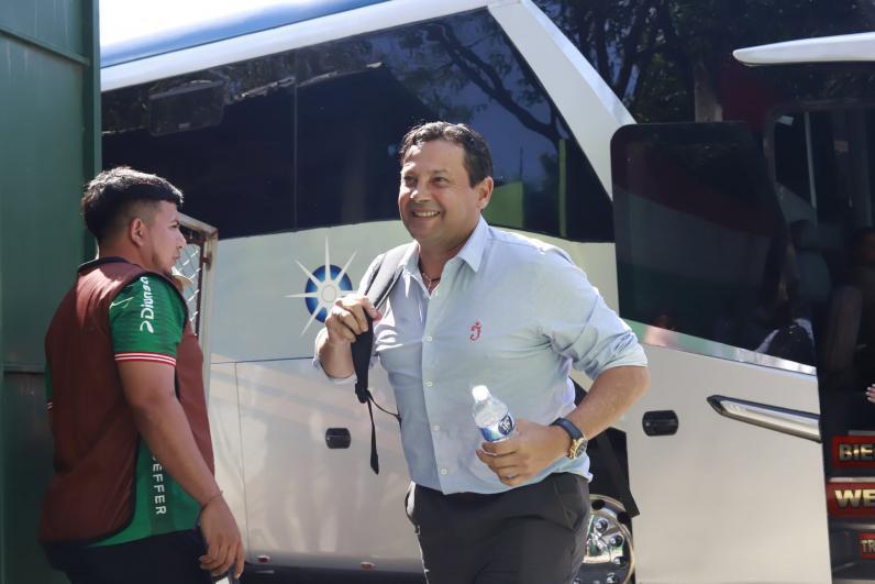 Las hermosas aficionadas que robaron suspiros y exfutbolista sorprende: así se vivió la previa del Marathón-Real España