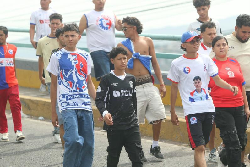 Exjugador aparece como policía, encontronazo en la previa y bellas chicas en el derbi