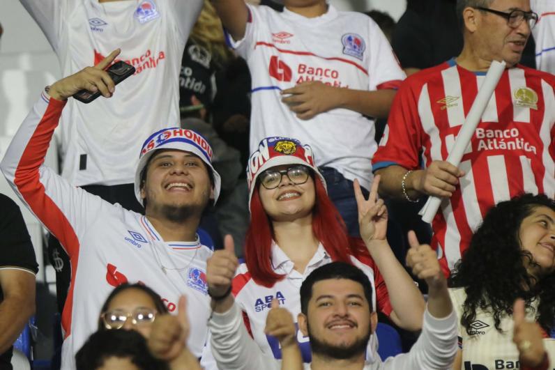 Las hermosas aficionadas de Olimpia que engalanan la semi de Copa Centroamericana