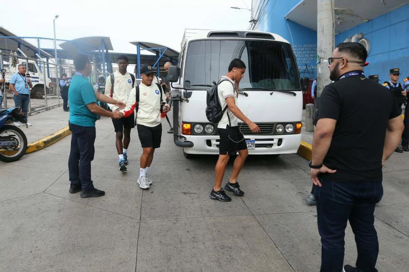 Exjugador aparece como policía, encontronazo en la previa y bellas chicas en el derbi