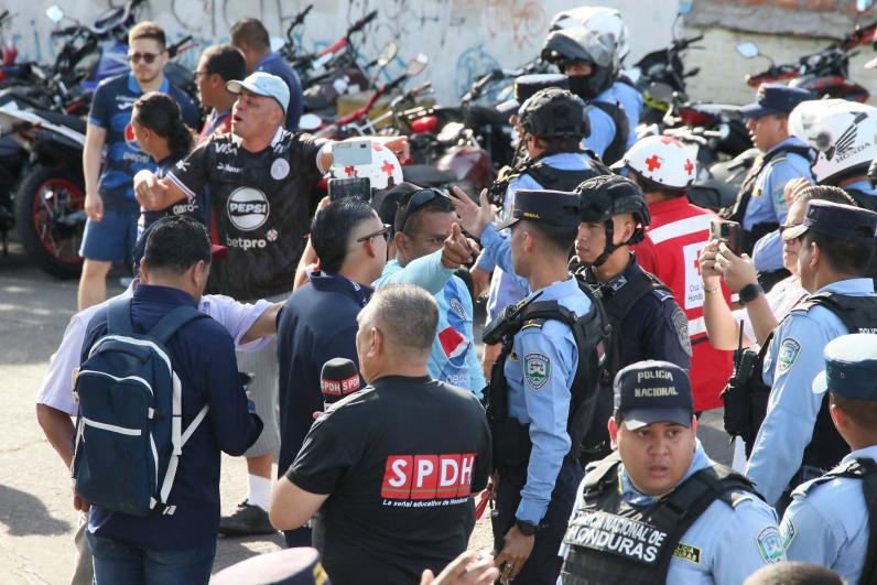 FOTOS: heridos, disparos y el momento de caos que se vivió en el enfrentamiento entre barras de Motagua y Olimpia