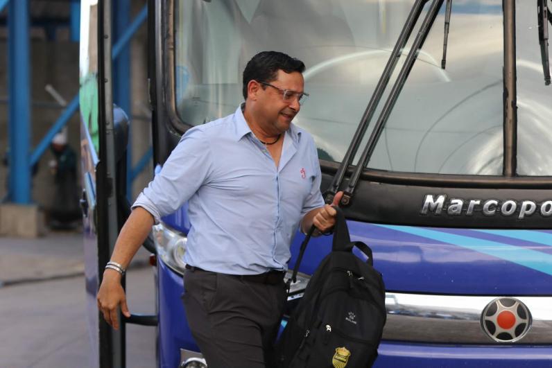 Ambientazo de la Ultra Fiel, aficionado fue capturado y bellas chicas engalanan el Nacional para el Olimpia - Real España