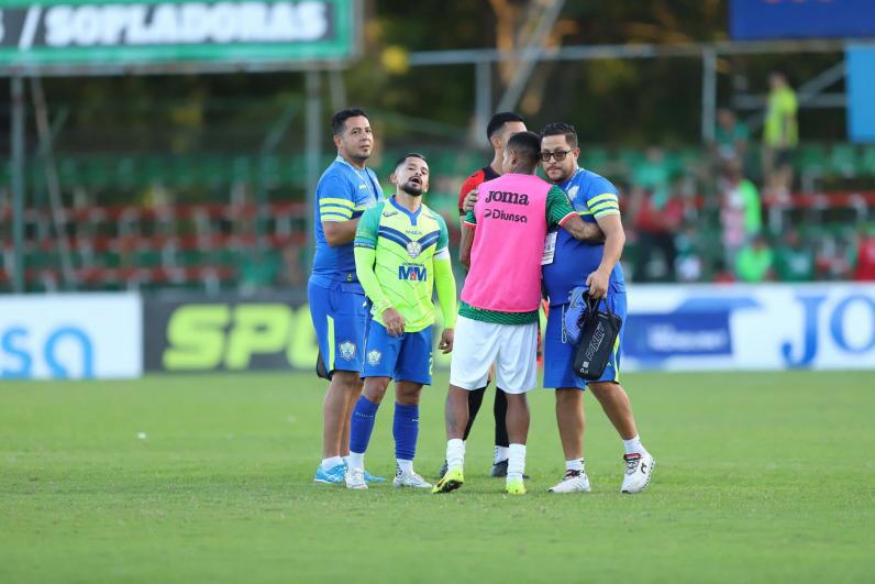 Marathón celebra previo a la final, nuevo DT de Olancho presente, peculiar corte a debutante y bellas chicas en el Yankel