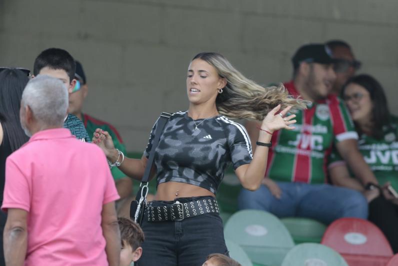 Las hermosas aficionadas que robaron suspiros y exfutbolista sorprende: así se vivió la previa del Marathón-Real España