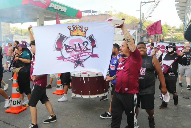 El recibimiento de la Ultra Fiel y lo inesperado entre las barras de Olimpia y Saprissa