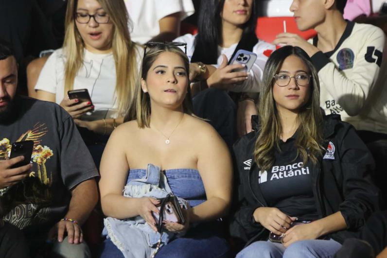 La fiesta que armó la Ultra Fiel, hermosas chicas, el estreno de la pantalla LED y ¿por qué se retrasó el Olimpia vs Motagua?