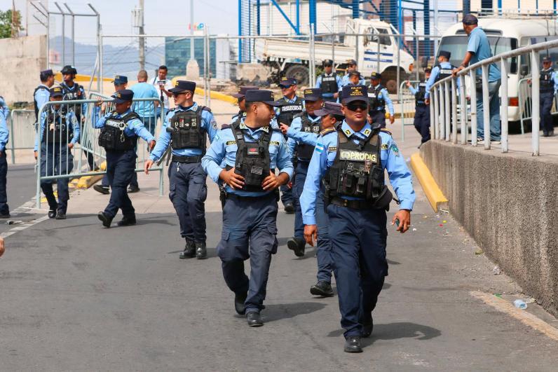Exjugador aparece como policía, encontronazo en la previa y bellas chicas en el derbi