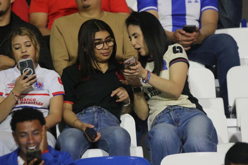 Las hermosas aficionadas de Olimpia que engalanan la semi de Copa Centroamericana
