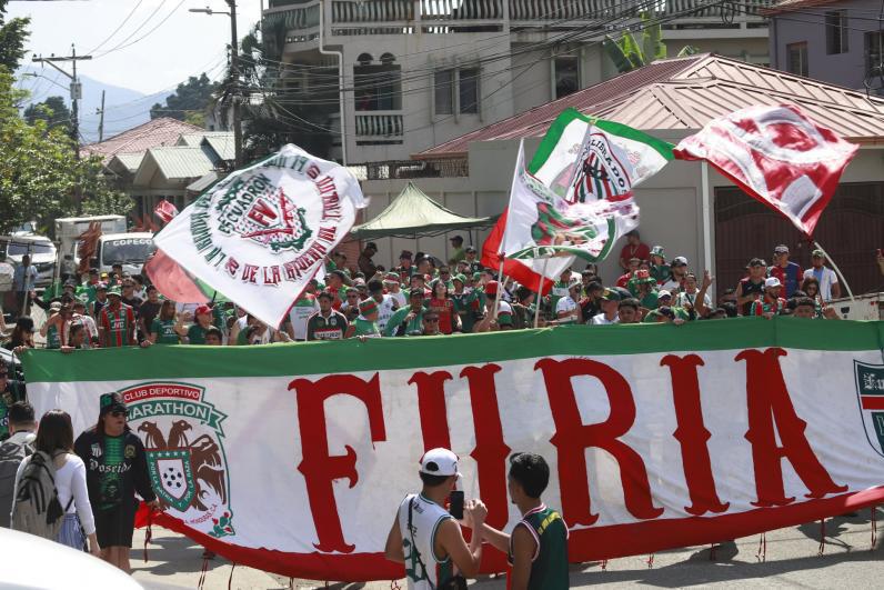 Las hermosas aficionadas que robaron suspiros y exfutbolista sorprende: así se vivió la previa del Marathón-Real España