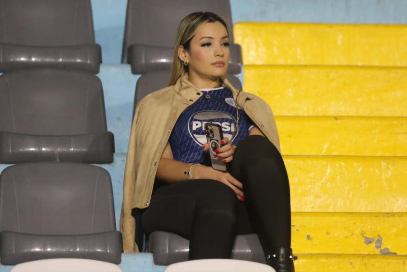 La fiesta que armó la Ultra Fiel, hermosas chicas, el estreno de la pantalla LED y ¿por qué se retrasó el Olimpia vs Motagua?