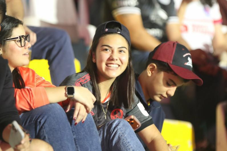 La fiesta que armó la Ultra Fiel, hermosas chicas, el estreno de la pantalla LED y ¿por qué se retrasó el Olimpia vs Motagua?