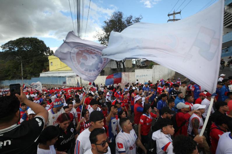 Ambientazo de la Ultra Fiel, aficionado fue capturado y bellas chicas engalanan el Nacional para el Olimpia - Real España