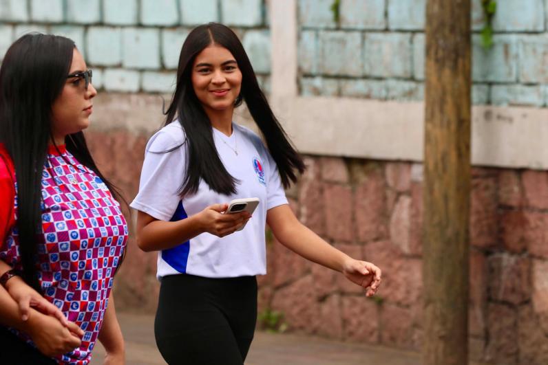 Exjugador aparece como policía, encontronazo en la previa y bellas chicas en el derbi