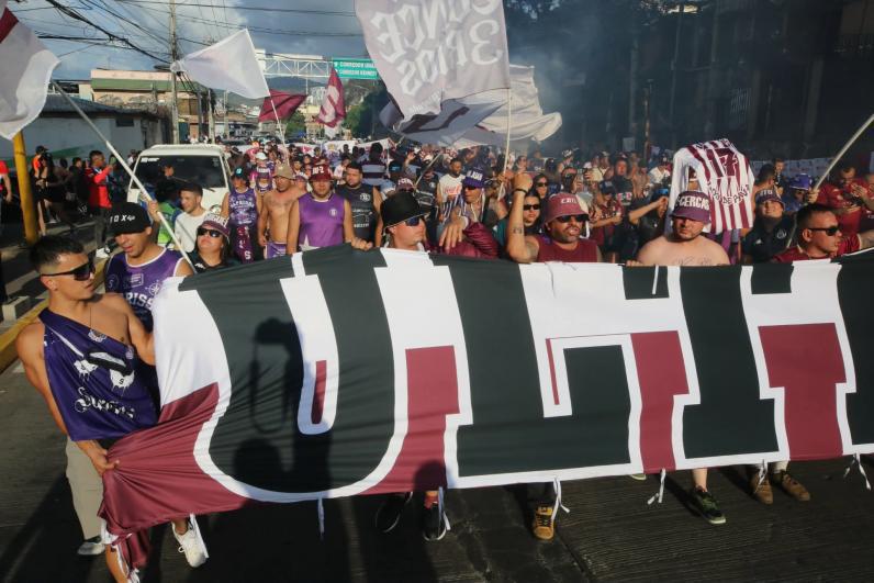 El recibimiento de la Ultra Fiel y lo inesperado entre las barras de Olimpia y Saprissa