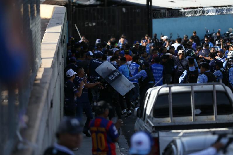 FOTOS: heridos, disparos y el momento de caos que se vivió en el enfrentamiento entre barras de Motagua y Olimpia