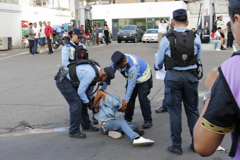 Ambientazo de la Ultra Fiel, aficionado fue capturado y bellas chicas engalanan el Nacional para el Olimpia - Real España