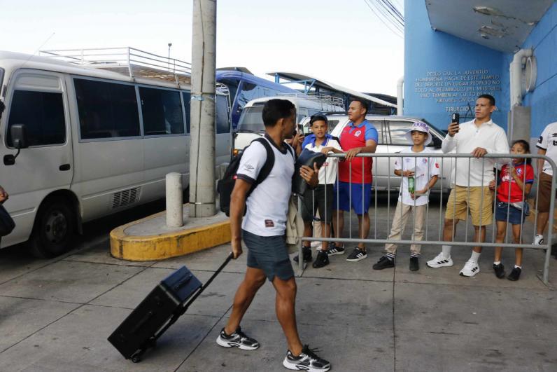 Ambientazo de la Ultra Fiel, aficionado fue capturado y bellas chicas engalanan el Nacional para el Olimpia - Real España